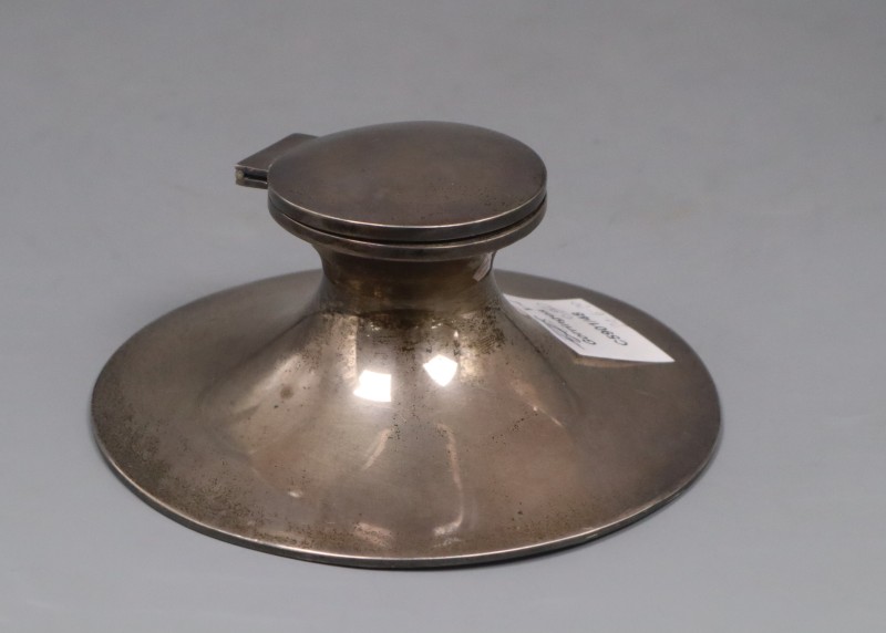 An early 20th century silver capstan inkwell, 15.2cm, glass missing and marks rubbed.